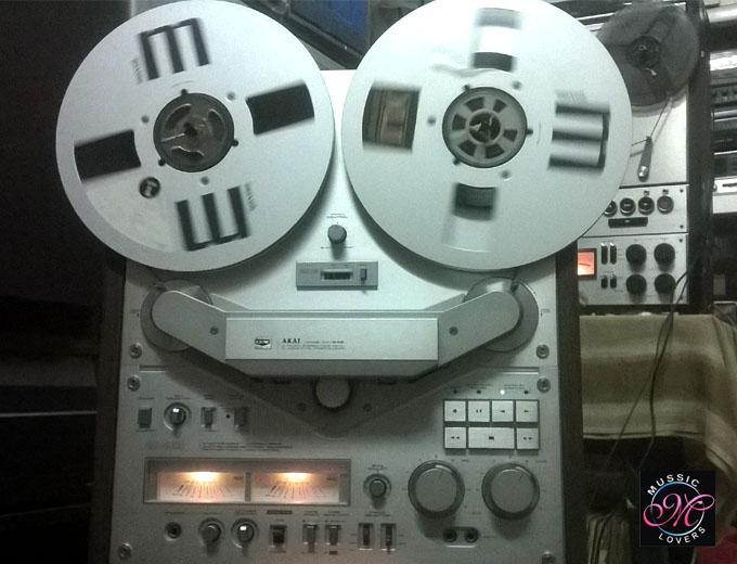 http://www.mussiclovers.com/wp-content/uploads/akai-gx-646akai-gx-6464-track-vintage-classic-stereo-reel-to-reel-tape-recorder-1983-85/01-copy.jpg